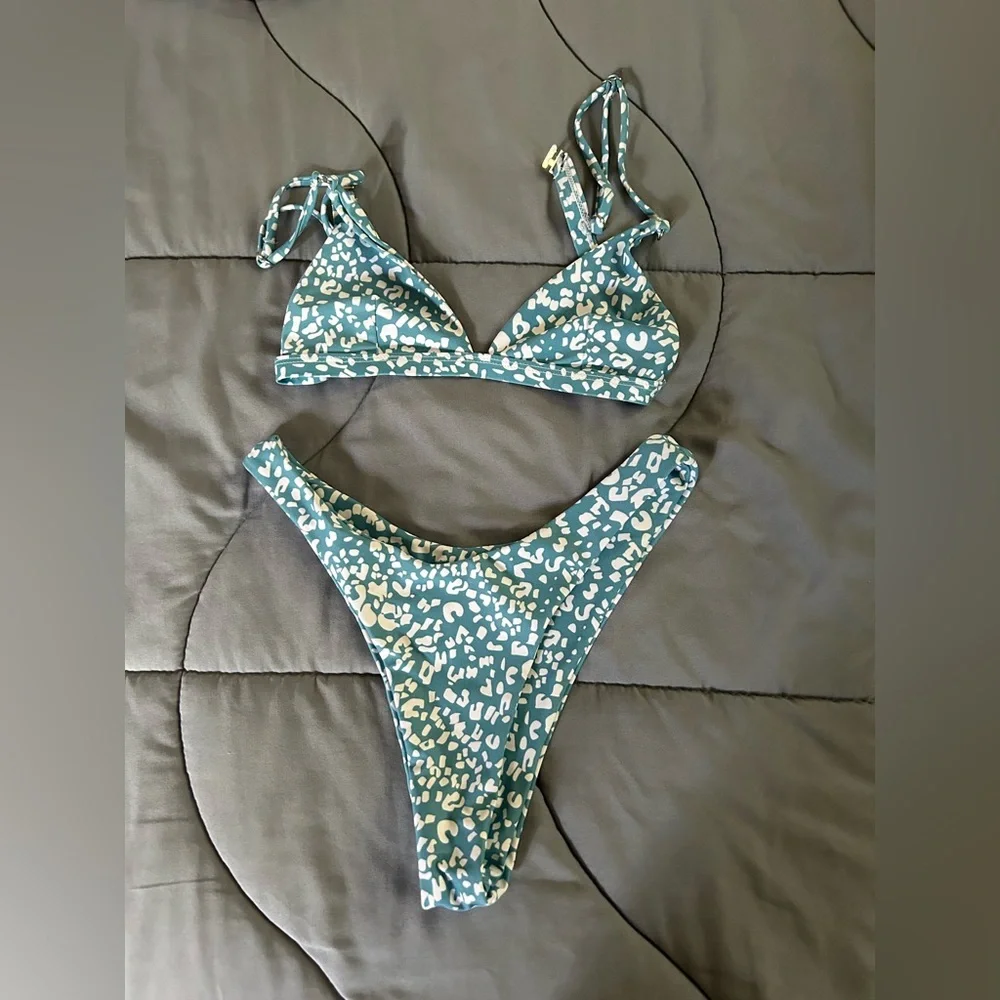 Bikini - Picture 1 of 1